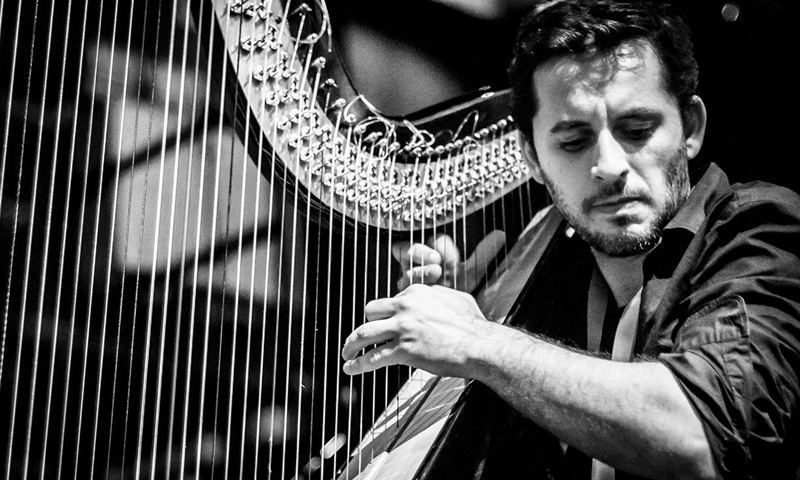 Eduardo Raon… e uma harpa rebelde.