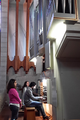 André Pires, a tocar no órgão da igreja de Joane, no VI Concurso Regional de Órgão