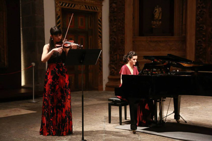 Diana Botelho Vieira e Marta Botelho Vieira na Igreja do Colégio São Miguel