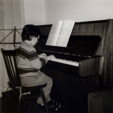 Sérgio Azevedo com 4 anos ao piano
